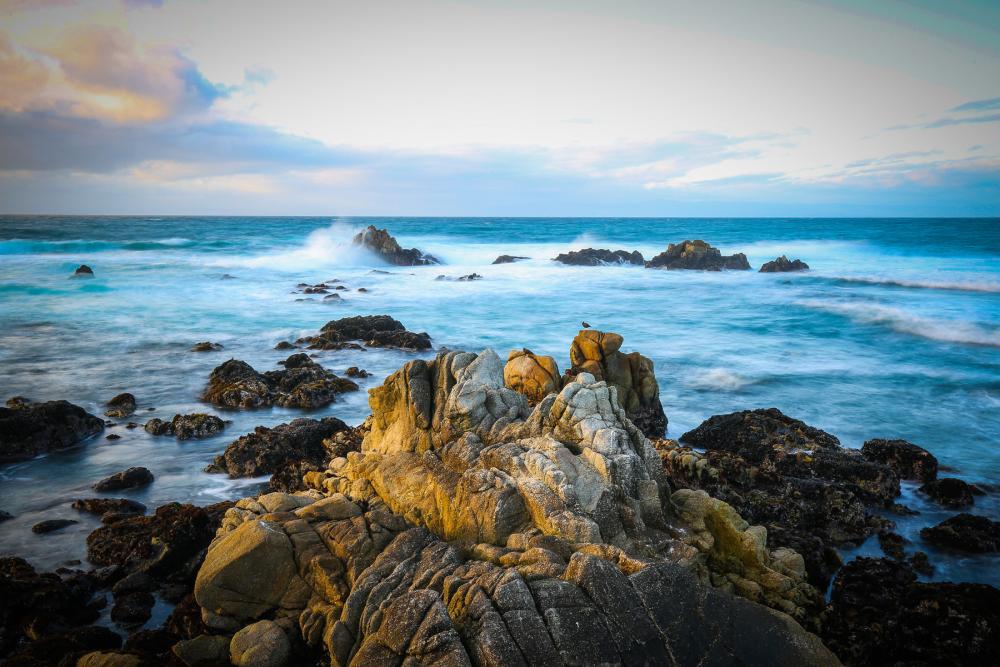 Ocean waves crashing against rocks 